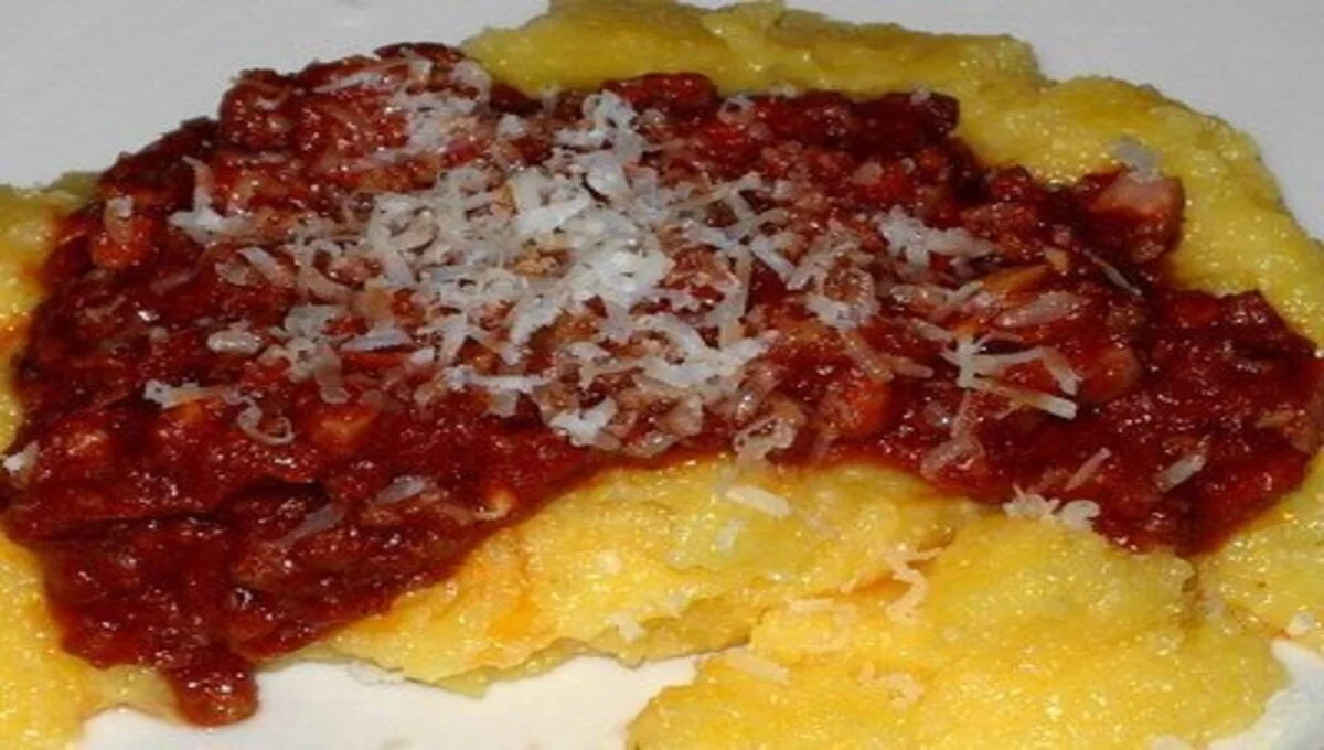 Polenta com Carne Moída e Queijo Ralado bem suculento e fácil de fazer