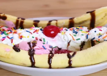 Banana Split Caseira com Chantilly