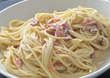 Espaguete à Carbonara com Queijo e Bacon