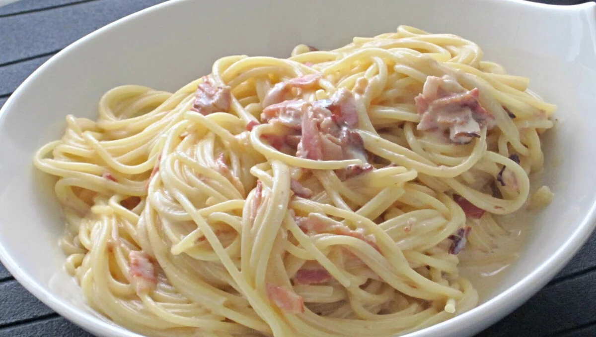 Espaguete à Carbonara com Queijo e Bacon