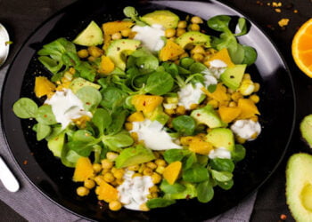 Salada com Grão de Bico, Abacate e Laranja bem fácil para sua refeição