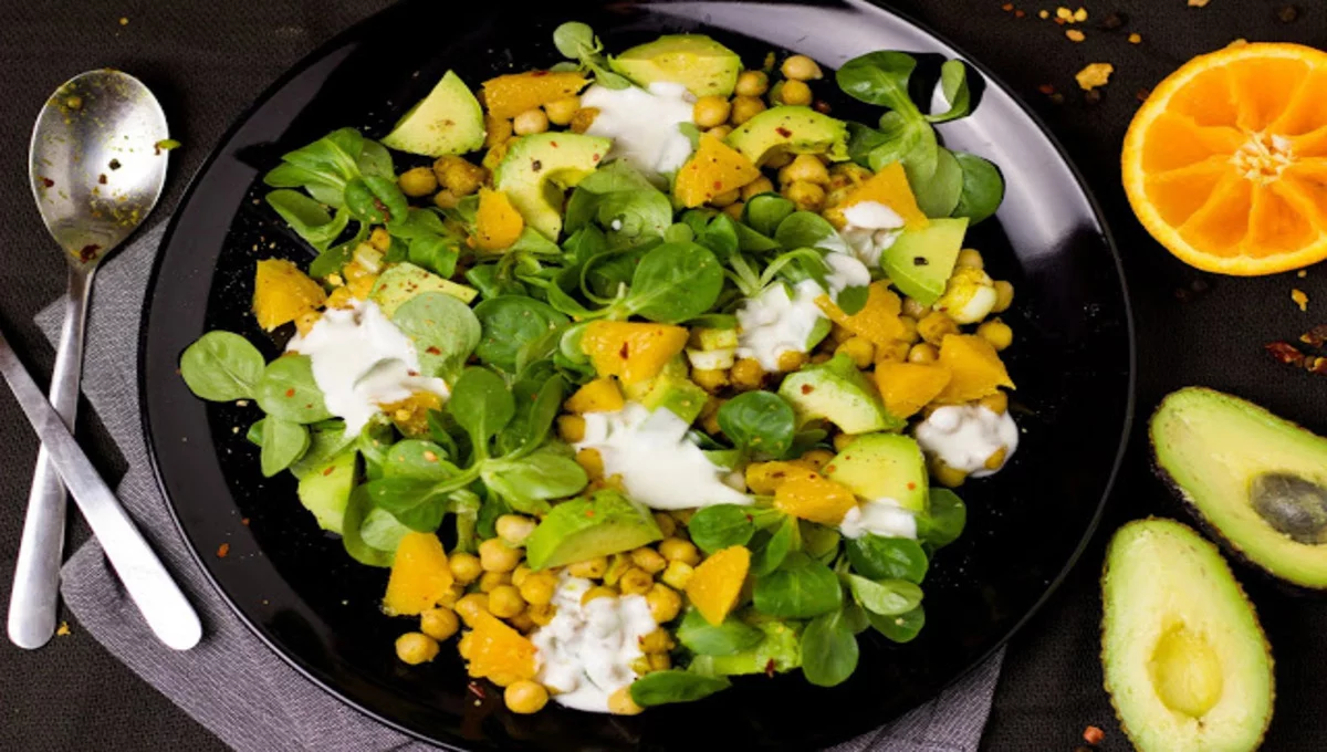 Salada com Grão de Bico, Abacate e Laranja bem fácil para sua refeição