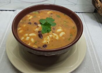 Sopa de Feijão com Macarrão com 5 ingredientes