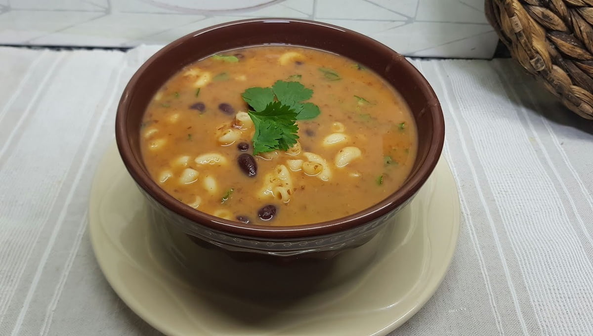 Sopa de Feijão com Macarrão com 5 ingredientes