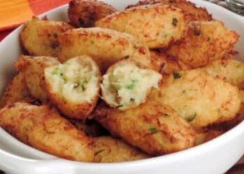 Bolinho Frito de Bacalhau com Aipim