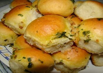 Pãozinho de Cebola com Cobertura de Alho perfeito para seu café da manhã