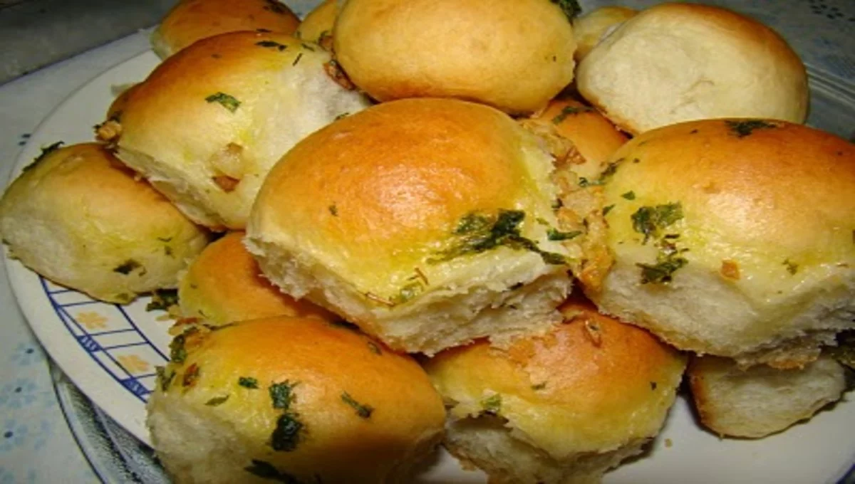 Pãozinho de Cebola com Cobertura de Alho perfeito para seu café da manhã