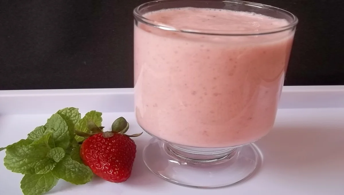 Suco de Morango com Leite de Coco bem cremoso com 5 ingredientes