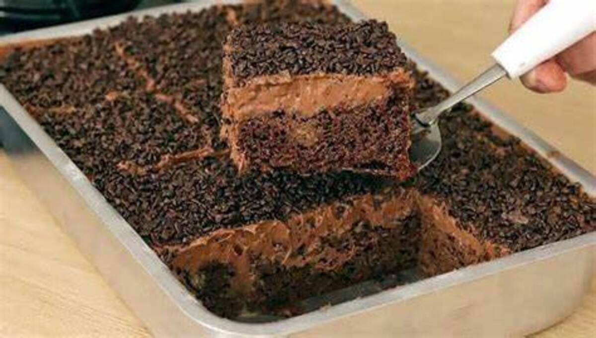 recheio e a cobertura do bolo de chocolate