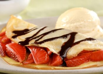 Crepe com Calda de Chocolate e Morango perfeito para o dia dos pais