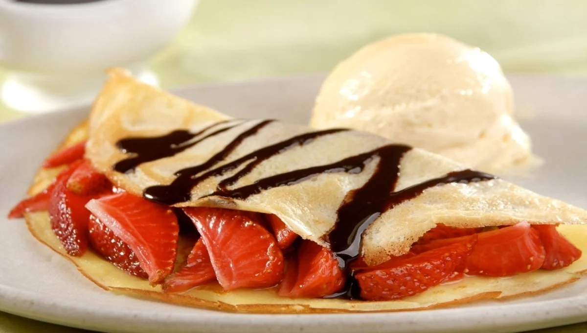 Crepe com Calda de Chocolate e Morango perfeito para o dia dos pais