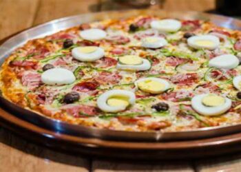 Pizza com Massa de Tapioca sem glúten, sem sovar muito simples de preparar