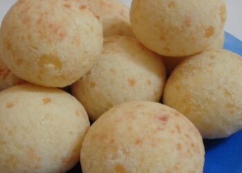 Pão de Queijo com 3 ingredientes sem glúten e sem lactose