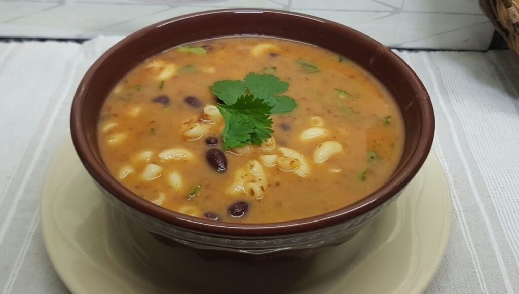 Sopa de Feijão Batido no Liquidificador com Macarrão