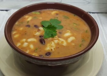 Sopa de Feijão Batido no Liquidificador com Macarrão