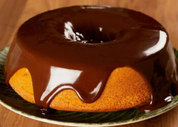 Bolo De Laranja Fofinho Com Calda De Chocolate