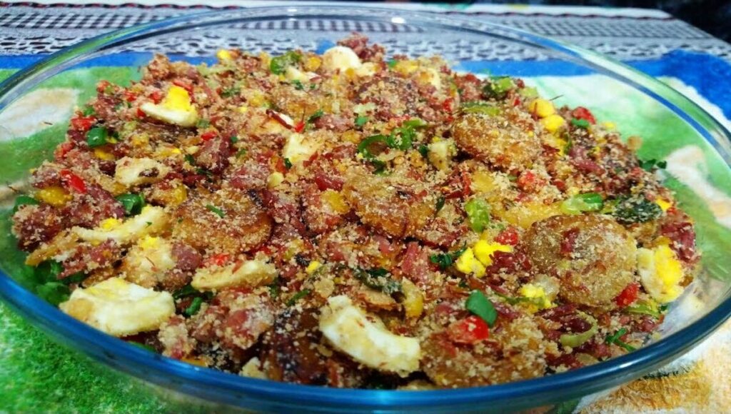 Farofa de Banana da Terra com Bacon e Carne Seca