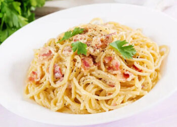 Macarrão à Carbonara Com Creme De Leite e Bacon