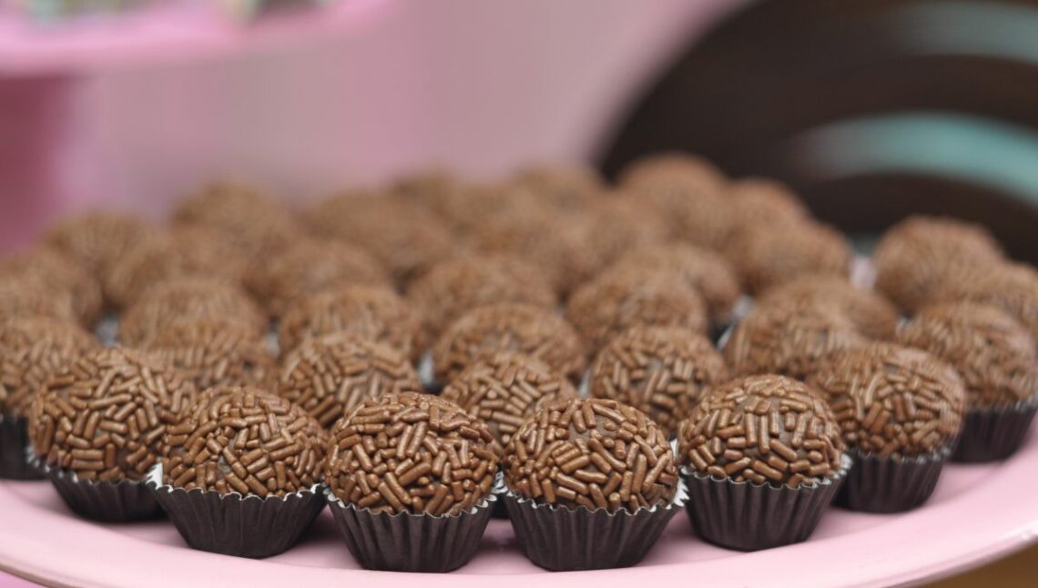 Como Fazer 100 Brigadeiros De Festa Com 4 Ingredientes Simples