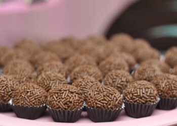 Como Fazer 100 Brigadeiros De Festa Com 4 Ingredientes