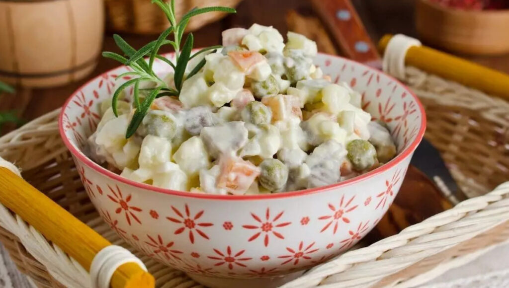 Salada De Maionese Simples Com Batata e Cenoura