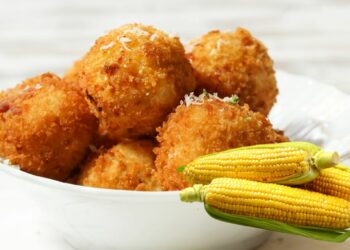 Bolinho De Milho Frito Com Farinha De Trigo