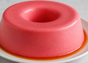 Pudim de Morango que Não Vai ao Forno com Suco Tang