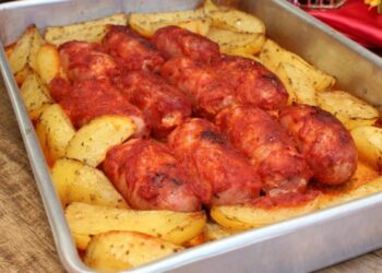 Linguiça Toscana No Forno Com Batata Para Almoço ou Janta Rápida