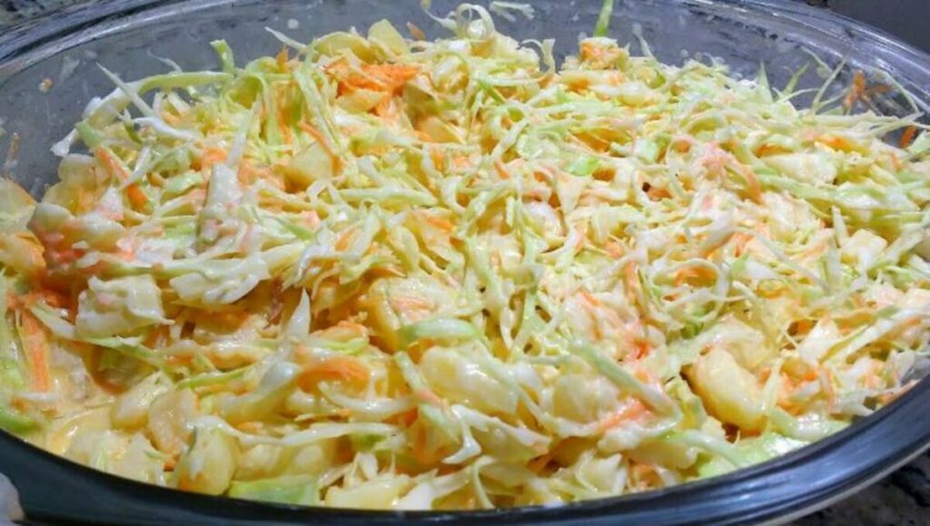 Salada De Repolho Com Cenoura e Creme De Leite em 10 Minutos