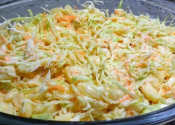 Salada De Repolho Com Cenoura e Creme De Leite em 10 Minutos