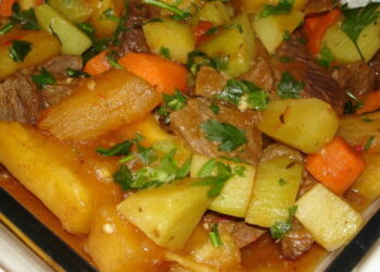 Picadinho De Carne Com Legumes Na Panela De Pressão Para Almoço Ou Janta Rápida