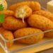 Bolinho de Arroz Cozido com Batatas e Recheio de Queijo