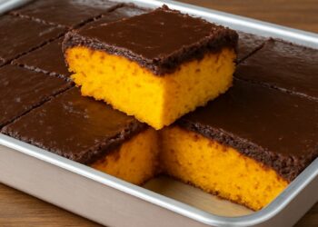 Bolo De Cenoura Fofinho De Liquidificador Com Cobertura De Chocolate