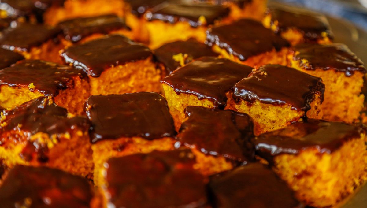 Bolo De Cenoura Fofinho De Liquidificador Com Cobertura De Chocolate