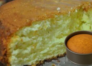 Bolo Simples e Fofinho Com 3 Ingredientes Sem Leite e Sem Trigo, em minutos