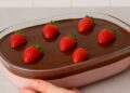 Sobremesa Gelada de Morango com Toque de Chocolate com 3 ingredientes