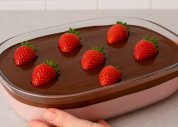 Sobremesa Gelada de Morango com Toque de Chocolate com 3 ingredientes