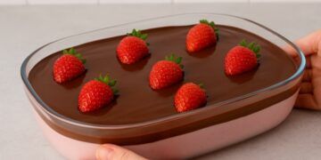 Sobremesa Gelada de Morango com Toque de Chocolate com 3 ingredientes